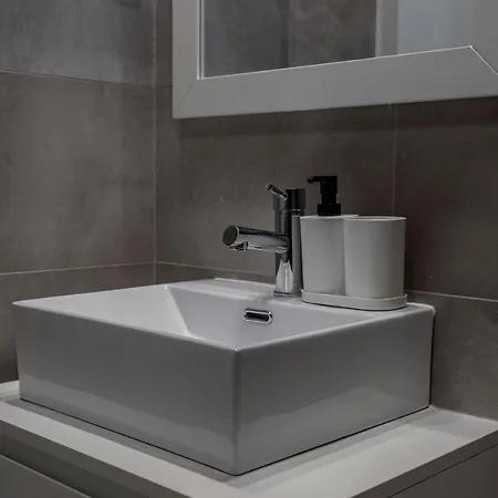 Appartement Cozy W/ Patio By Lovelystay